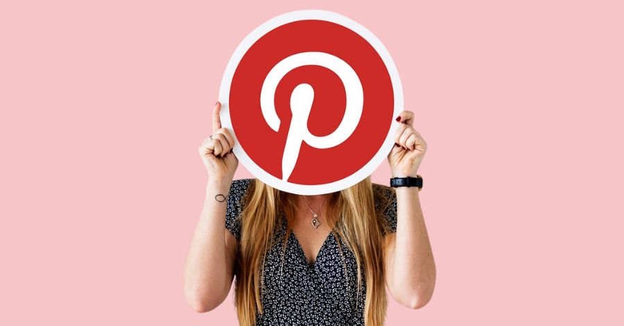 Aprenda a vender no Pinterest como afiliado sem aparecer. Foto ilustrando uma mulher com a logo do Pinterest escondendo o rosto.